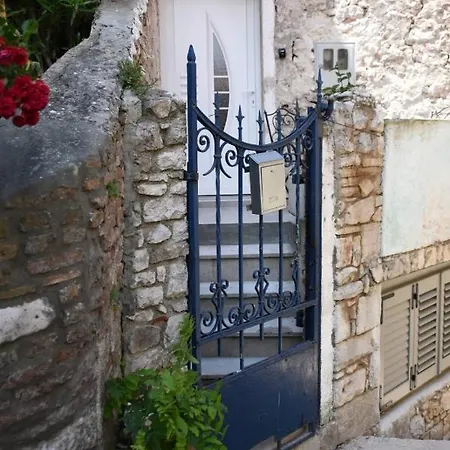 Modern Stairs 公寓 罗维尼