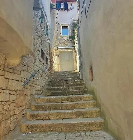 Modern Stairs 公寓 罗维尼